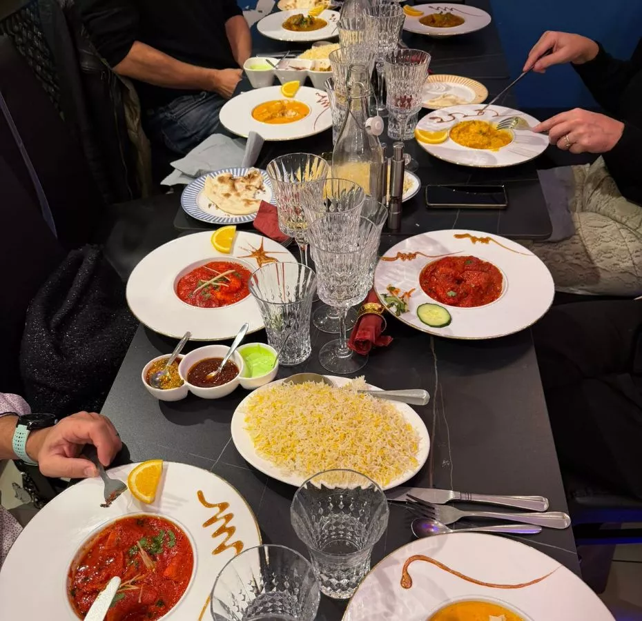 Terrasse extérieure ensoleillée du restaurant Palais Indien située sur la place de la République à Lisieux.