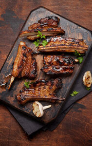 Vue de la terrasse ensoleillée du restaurant indien à Lisieux avec clients dégustant un repas.